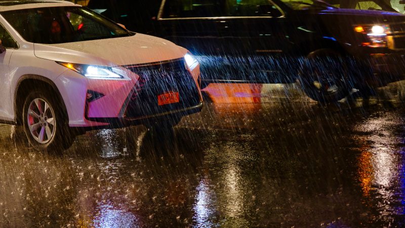 SUV車と雨